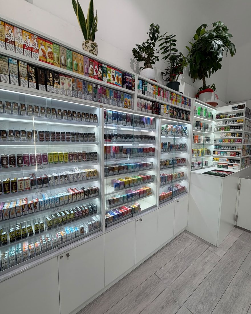 Parete di liquidi e aromi nel negozio Vyron Vape di Corso Italia 38