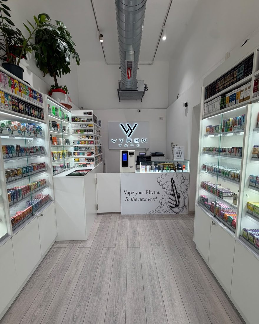 Vista d'insieme del negozio Vyron Vape, con gli scaffali sui due lati