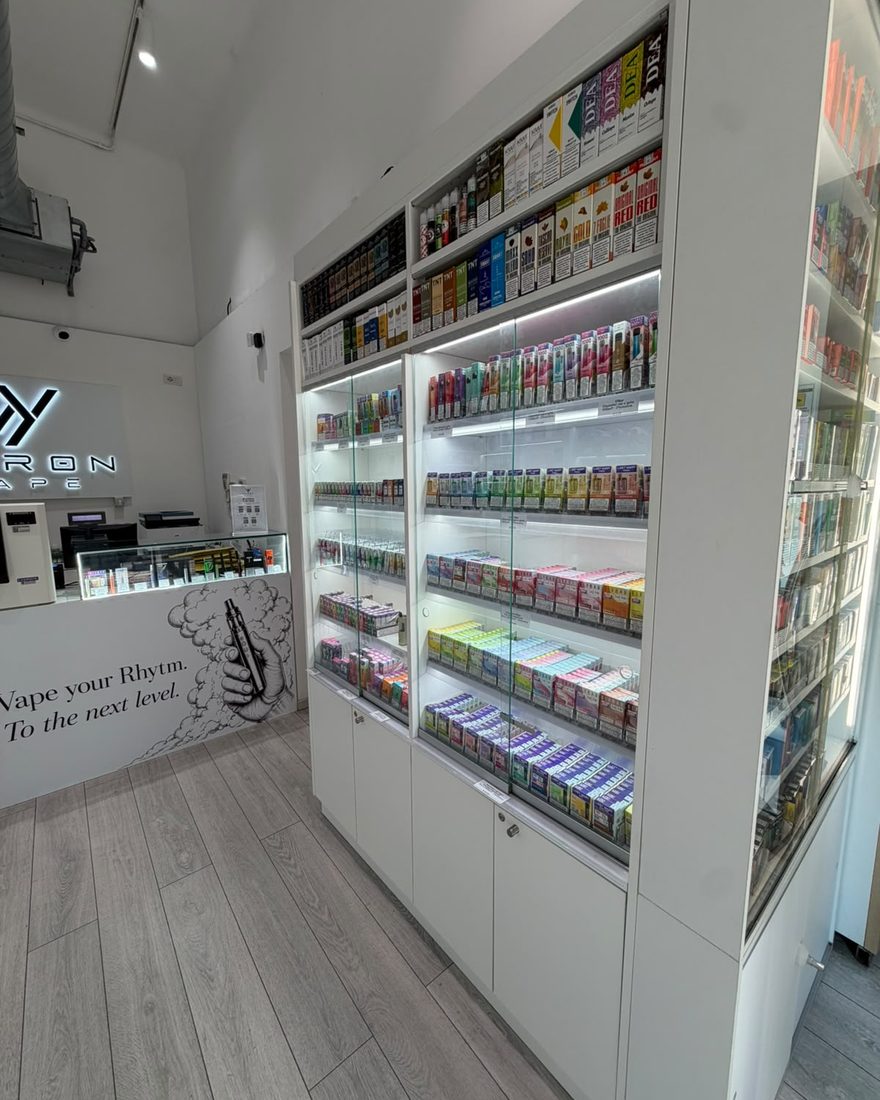 Le teche con i dispositivi e le ricariche da Vyron Vape