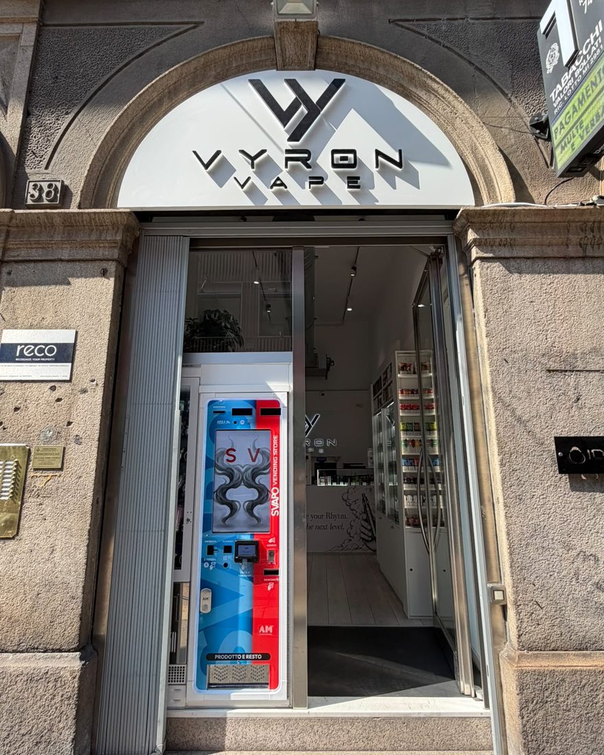 L'ingresso di Vyron Vape sotto l'arco di Corso Italia 38 a Milano